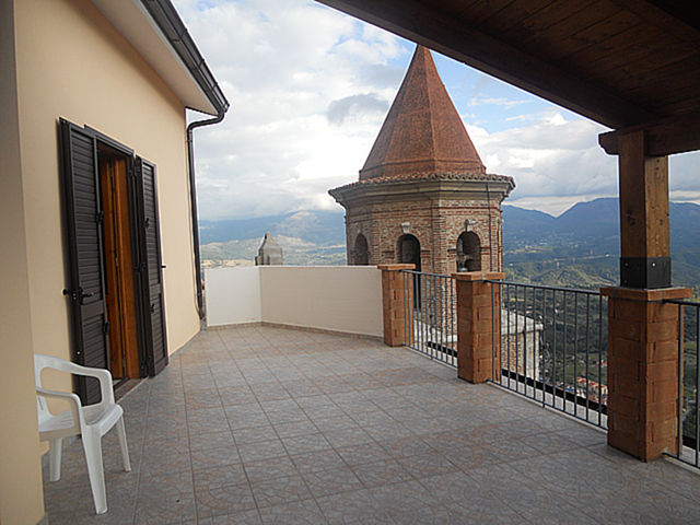 il terrazzo con il campanile della chiesa madre