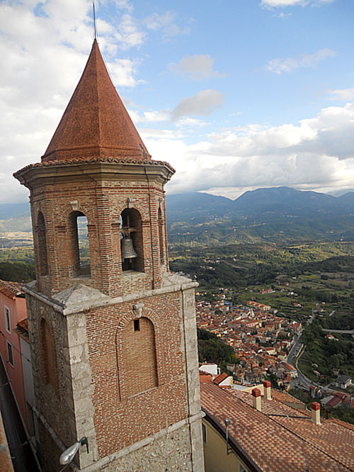 dal terrazzo: panorama campanile, Castelluccio Inferiore, la catena del Pollino