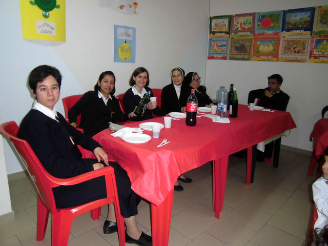 A pranzo con i bambini delle materne