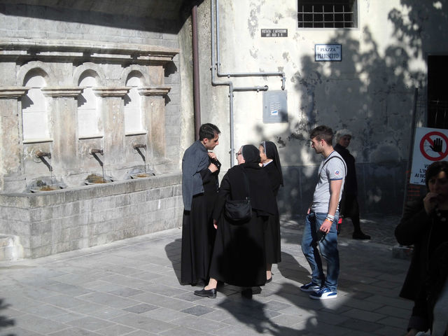 Con il sacerdote in piazza