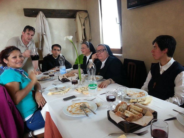 Pranzo al ristorante con la comunità