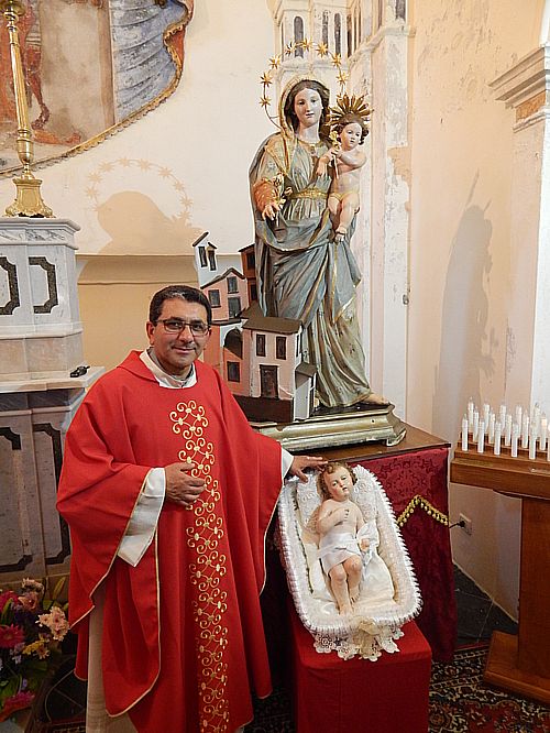 Interno santuario - Don Ezio e Gesù bambino