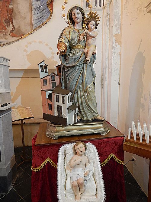 Dopo la morte della Mastroti, per la prima volta il bambinello si ricongiunge con la madonna di Costantinopoli